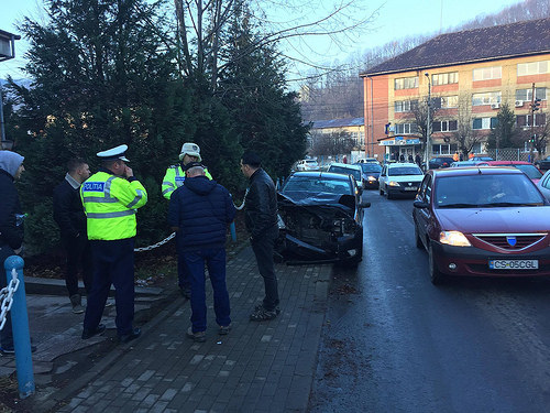 Impact puternic între două mașini chiar în fața Poliției
