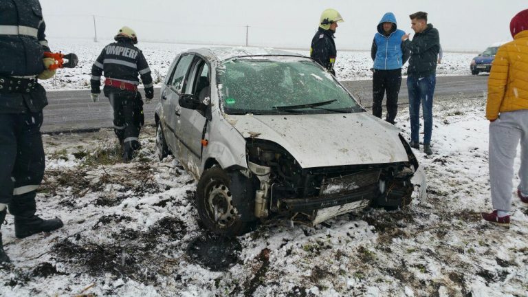 Accident între Lovrin și Gottlob, trei minori pasageri. Un copil a ajuns la spital – foto
