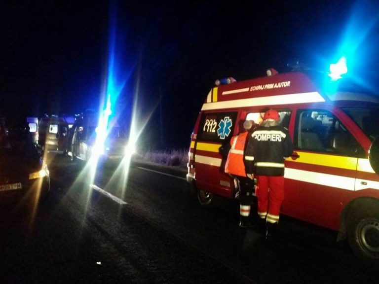 Accident cu 2 persoane încarcerate pe DN 6 – foto