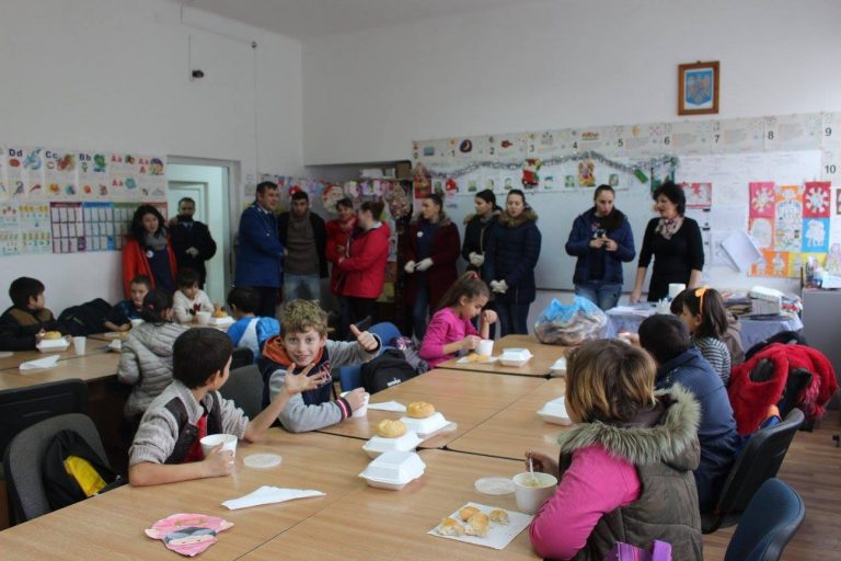 Studenți, profesori universitari, polițiști și jandarmi au gătit pentru copiii nevoiași din Reșița