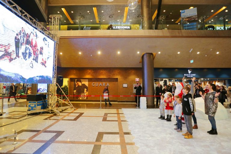 Hai pe ghețar, la Iulius Mall, să îți faci noi prieteni de Crăciun, într-un decor de realitate augumentată!