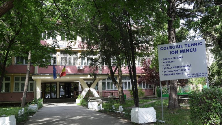 Conflictul dintre părinți și autorități ia amploare într-un liceu de tradiție din Timișoara! Peste 1000 de elevi mutați pentru a face loc altora, care învață în limba germană