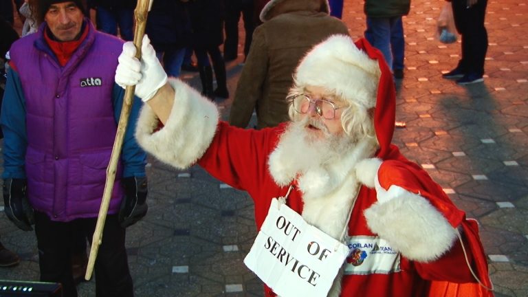 Protest împotriva modificării codului penal la Timișoara, Revoluția Continuă l-a atras până și pe Moș Crăciun – foto-video