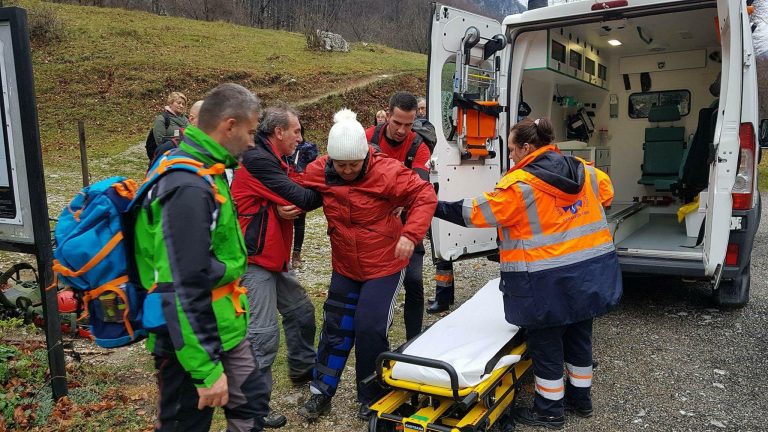 Salvamont Băile Herculane în alertă, o turistă din Arad s-a accidentat grav