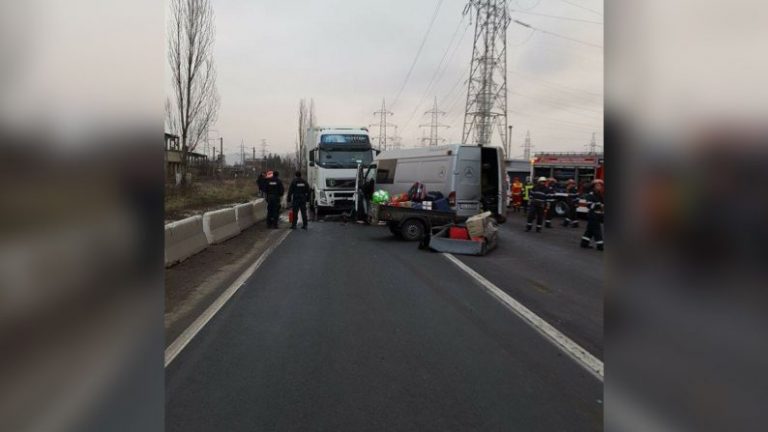 Multiple victime după ce un microbuz și un TIR s-au lovit frontal, în această dimineață