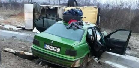 Mașini distruse și oameni la spital după un accident grav petrecut în vestul țării. Foto