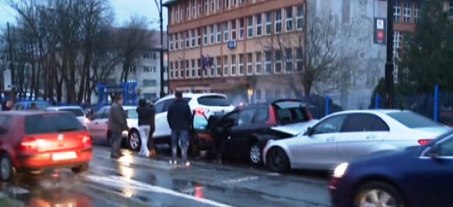 Carambol cu 6 mașini încălecate într-un mare oraș bănățean