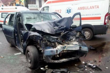 Impact devastator între un TIR și o mașină, pe un drum național. Cinci victime la spital