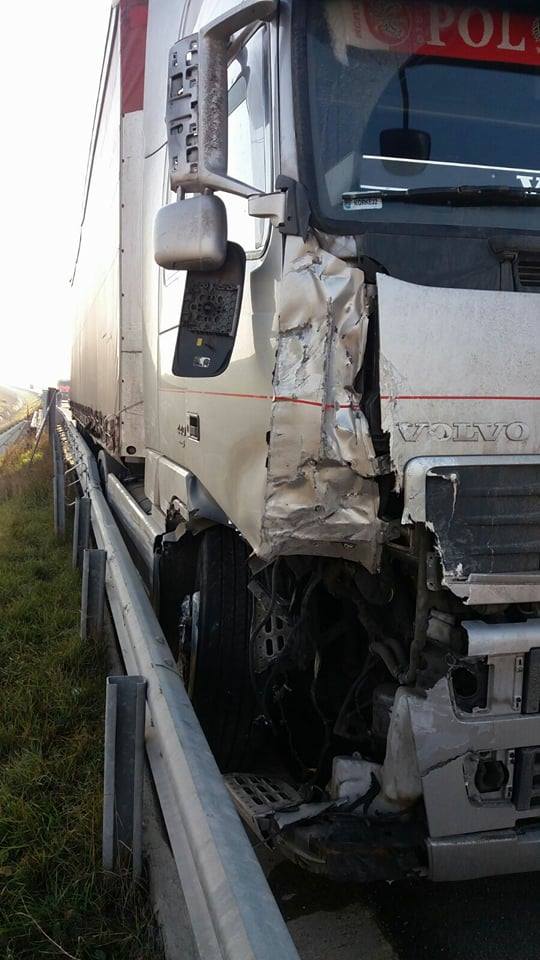 Două TIR-uri s-au acroșat pe DN 6