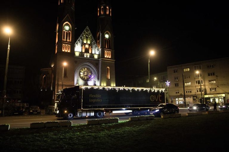 Camionul lui Moș Crăciun a sosit la Timișoara! Unde îl pot vedea copiii și ce surprize aduce