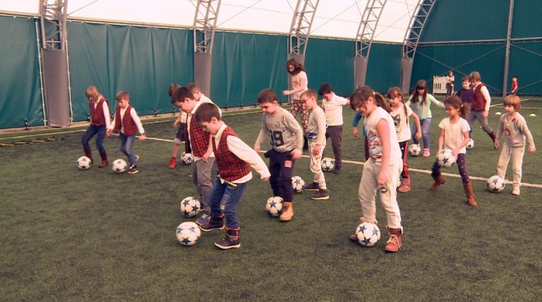 Moș Nicolae a venit și la copiii de la Centrul de zi din Dumbrăvița-video