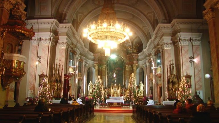 Catolicii din Timişoara sărbătoresc Naşterea Mântuitorului alături de români şi alte naţionalităţi, la Domul din Piaţa Unirii. Video