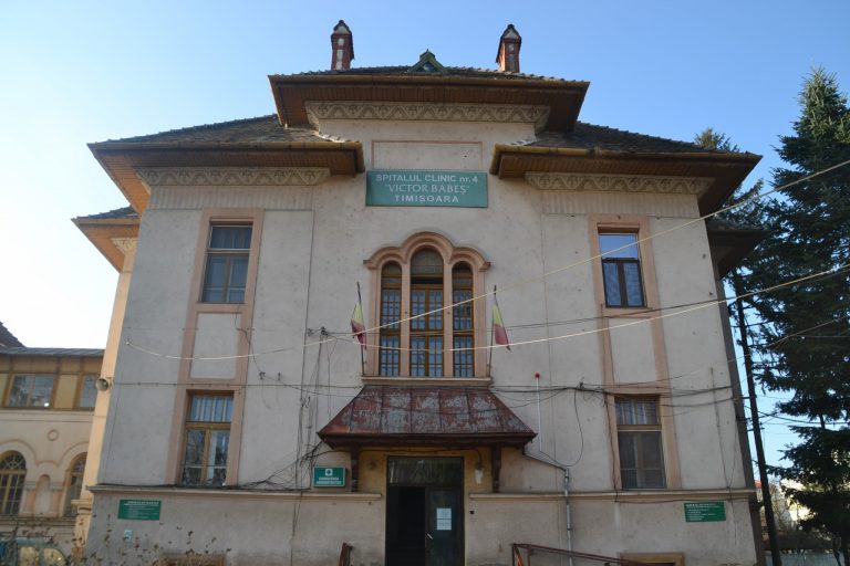 Spitalul de Boli Infecțioase “Victor Babeș” din Timișoara a primit o amendă de 5.000 de lei pentru că a internat pacienți în saloane cu pereți scorojiți și mobilier ruginit