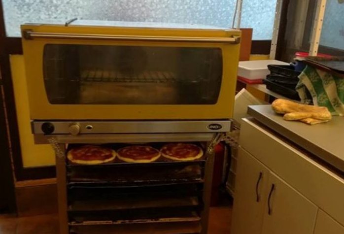 Ce au descoperit polițiștii locali la un fast-food din zona Pieței 700