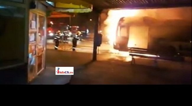 Un autobuz cu pasageri a luat foc azi-noapte! Video