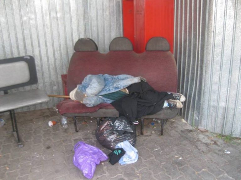 Zeci de cerşetori ridicaţi de poliţiştii locali în decembrie. Preferă strada și frigul în locul adăpostului