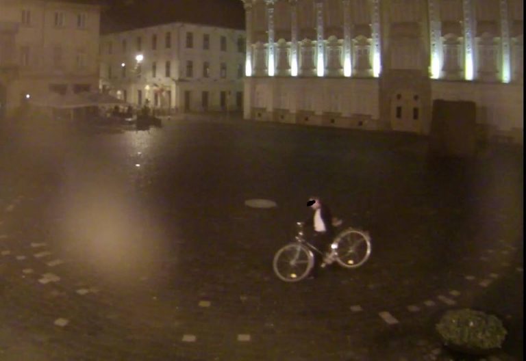 Prins cu bicicleta la spinare, în noaptea de Crăciun! A mărturisit totul