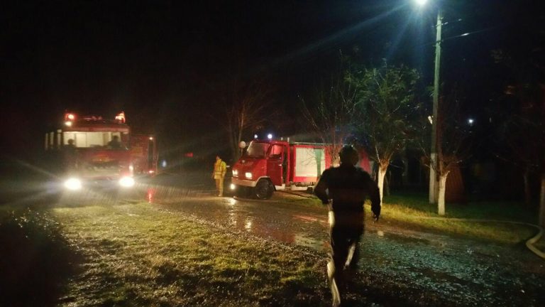 Patru suflete au rămas fără acoperiș deasupra capului, în prag de sărbători. Un incendiu le-a distrus casa. Foto-video