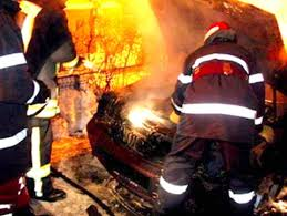 Incendiu puternic la Caransebeș, pompierii s-au chinuit trei ore să-l stingă