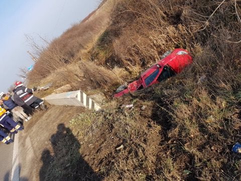 Accident rutier pe Calea Aradului! O mașină s-a răsturnat în șanț. Foto