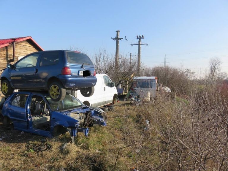 Mașini dezmembrate și abandonate pe străzi sau pe spațiul verde, la Timișoara! Foto