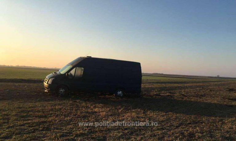Microbuz suspect, abandonat în câmp. Ce aveau să descopere polițiștii când s-au apropiat. Video