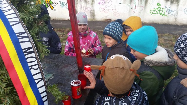 Elevii din Timișoara, în pelerinaj la monumentele dedicate martirilor Revoluției din decembrie 1989. Foto