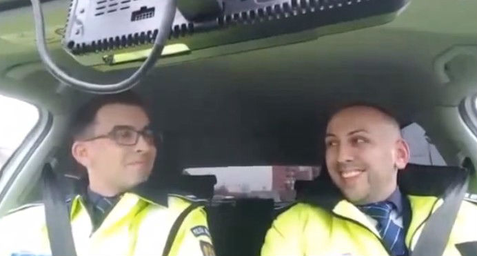 Magia Crăciunului i-a cuprins pe doi agenți de poliție, în autospecială. Ce au făcut! Video