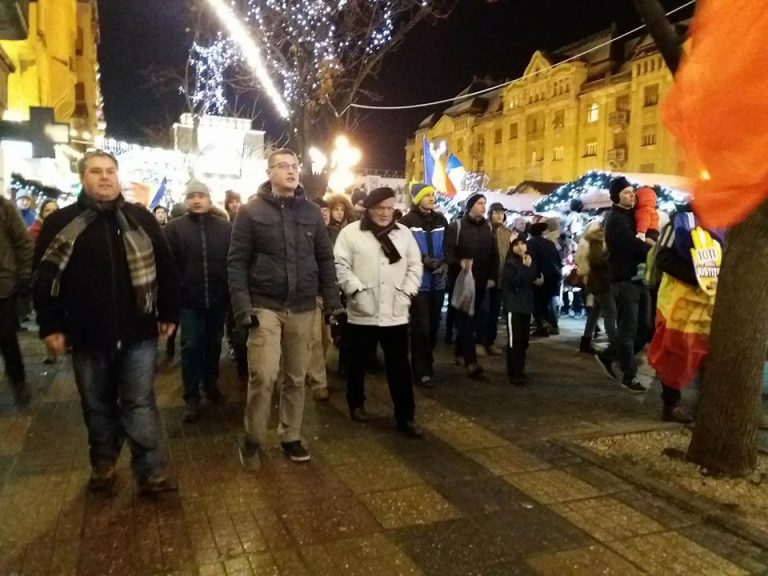 Timișorenii au scandat pe acorduri de muzică în Piața Victoriei. O nouă seară de proteste. Foto-video