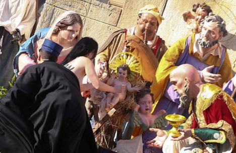 O femeie dezbrăcată a încercat să fure figurina pruncului Iisus, din ieslea de la Vatican. Ce a strigat. Video