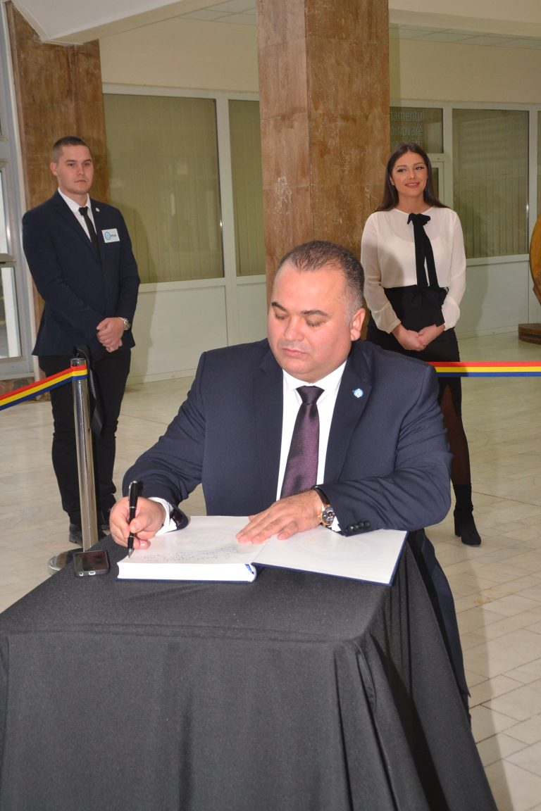 Carte de condoleanțe în memoria Regelui Mihai deschisă la Universitatea de Științe Agricole și Medicină Veterinară a Banatului