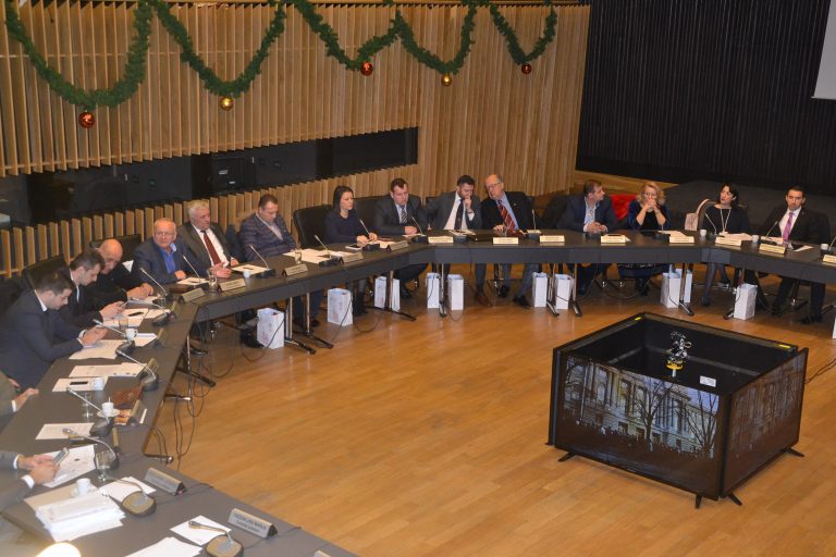 Celebrele cuvinte „A căzut tirania!” s-au auzit azi din nou, după 28 de ani, în Palatul Administrativ – foto