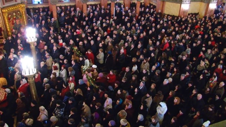 Credincioşii au venit în prima zi de Crăciun la slujba oficiată la Catedrala Mitropolitană din Timişoara. Video