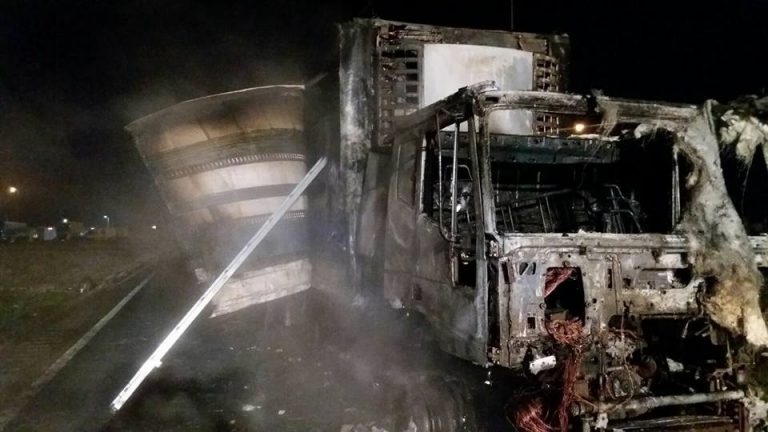 Camion mistuit de flăcări pe autostrada Arad-Timișoara. Video