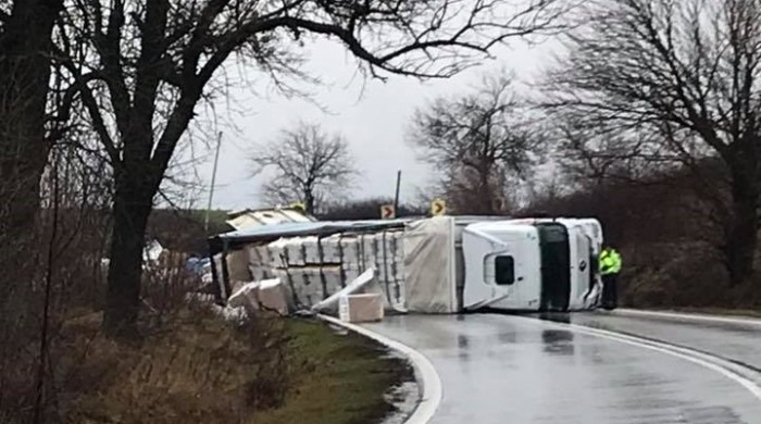 Un TIR a blocat complet drumul, după ce s-a răsturnat pe ruta Timișoara-Arad