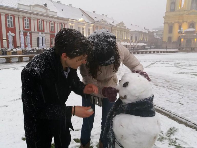 Bucuria zăpezii, în imagini de poveste la Timișoara! Omul de zăpadă canadian cu dinți de piatră râde cam știrb de iarnă. Video