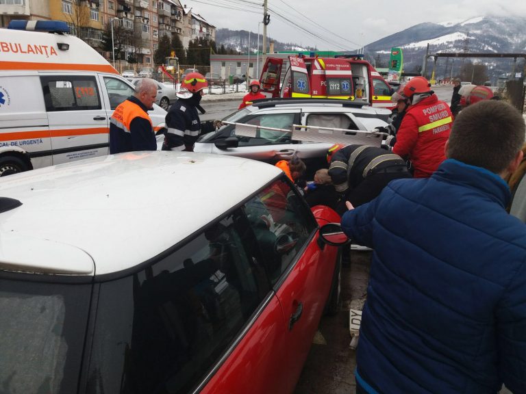 Femeie prinsă între două mașini! Accident teribil într-un oraș din vestul României. Foto