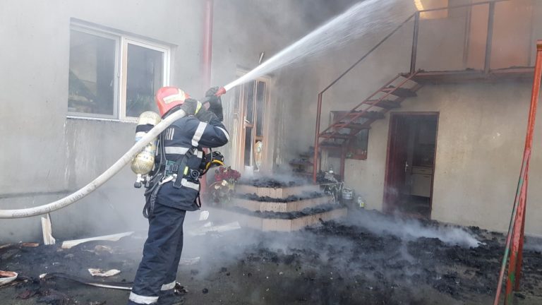 Arestat după ce a dat foc la casa propriei mame, lângă Timișoara