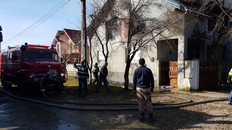 Casă în flăcări la Moşniţa Veche! Foto