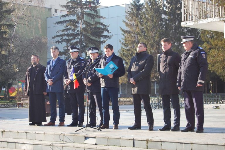 Subprefectul, jandarmii, polițiștii și pompierii au jucat Hora Unirii în centrul Reșiței – foto-video