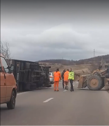 Vântul face ravagii în Banat, un camion de 7 tone răsturnat de vânt