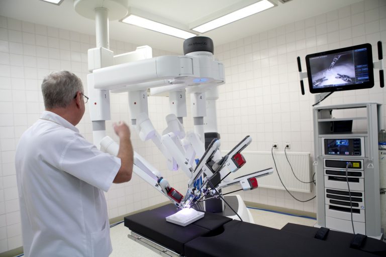 Spitalul de Copii ”Louis Ţurcanu” din Timişoara a inaugurat un bloc operator de chirurgie pediatrică robotizată, dotat cu un robot Da Vinci de ultimă generaţie – foto-video