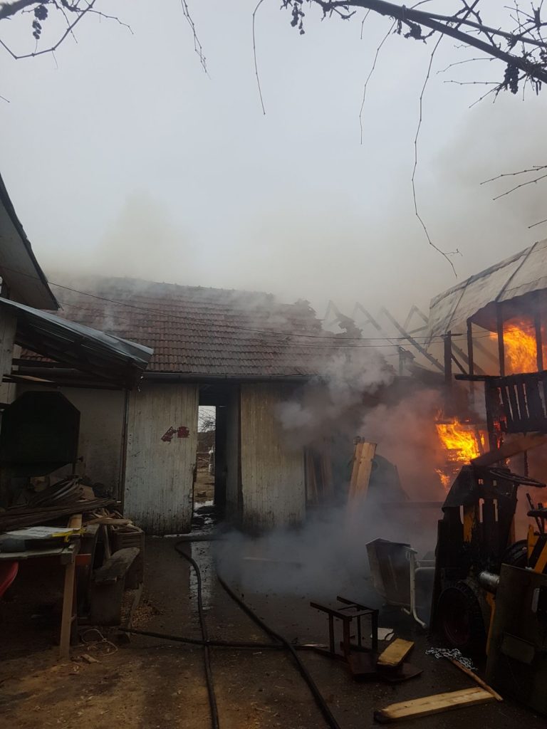 Cinci autospeciale de pompieri la Mănăștiur, vezi ce a luat foc – foto