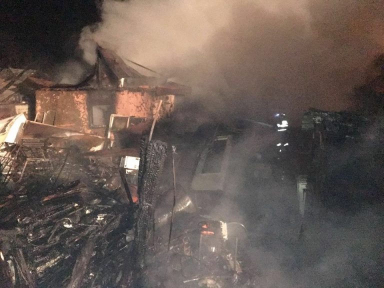 Incendiu de proporții la Reșița, vezi de la ce a pornit vâlvătaia – foto