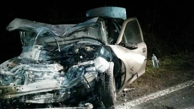 Mașină distrusă și oameni grav răniți după ce un TIR a ajuns pe contrasens