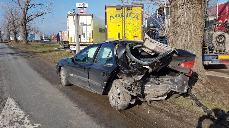 Mașini făcute praf, pe un drum din vestul țării! Greșeala unui șofer