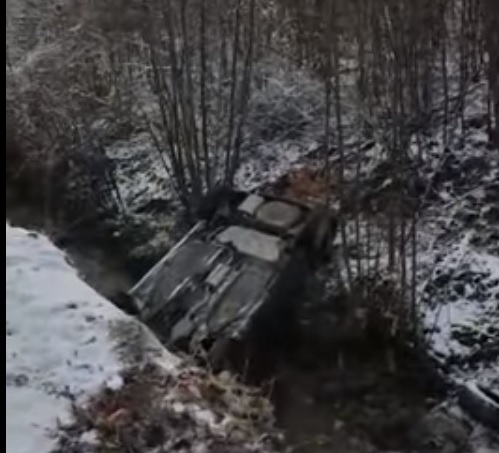 Autoturism răsturnat într-un râu de munte, vezi unde s-a petrecut necazul – video