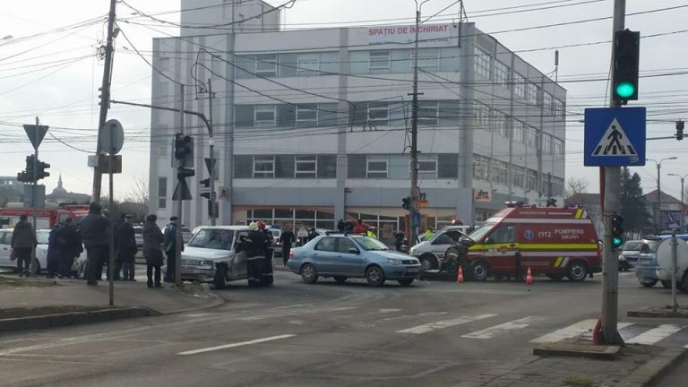Autospecială SMURD, distrusă într-o intersecție din Timișoara. Foto