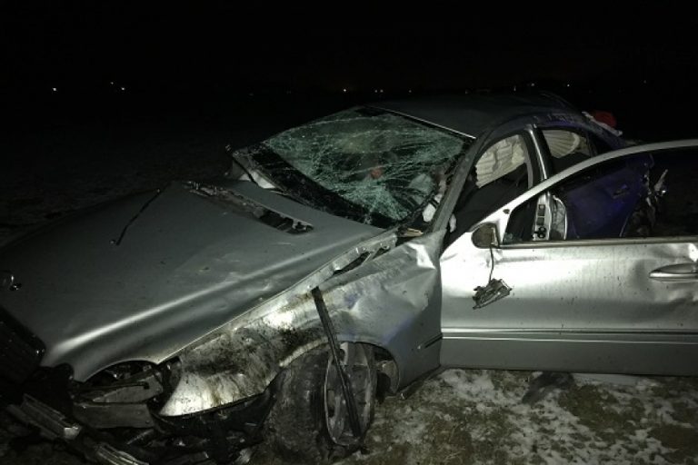 Grav accident în Timiș. Doi oameni sunt în stare critică după ce au intrat într-un sens giratoriu