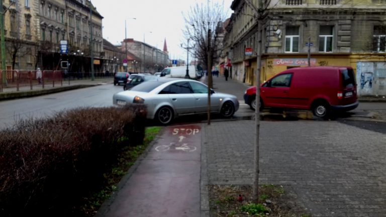 Așa nu! Cu coaja de mașină pe pista de biciclete, în Piața Sinaia din Timișoara